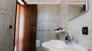 bagno privato della stanza familiare Afrodite nel bed&breakfast Lido degli Dei di MadeInGallipoli con dettaglio lavabo