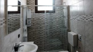 bagno privato della stanza familiare Afrodite nel bed&breakfast Lido degli Dei di MadeInGallipoli con dettaglio doccia