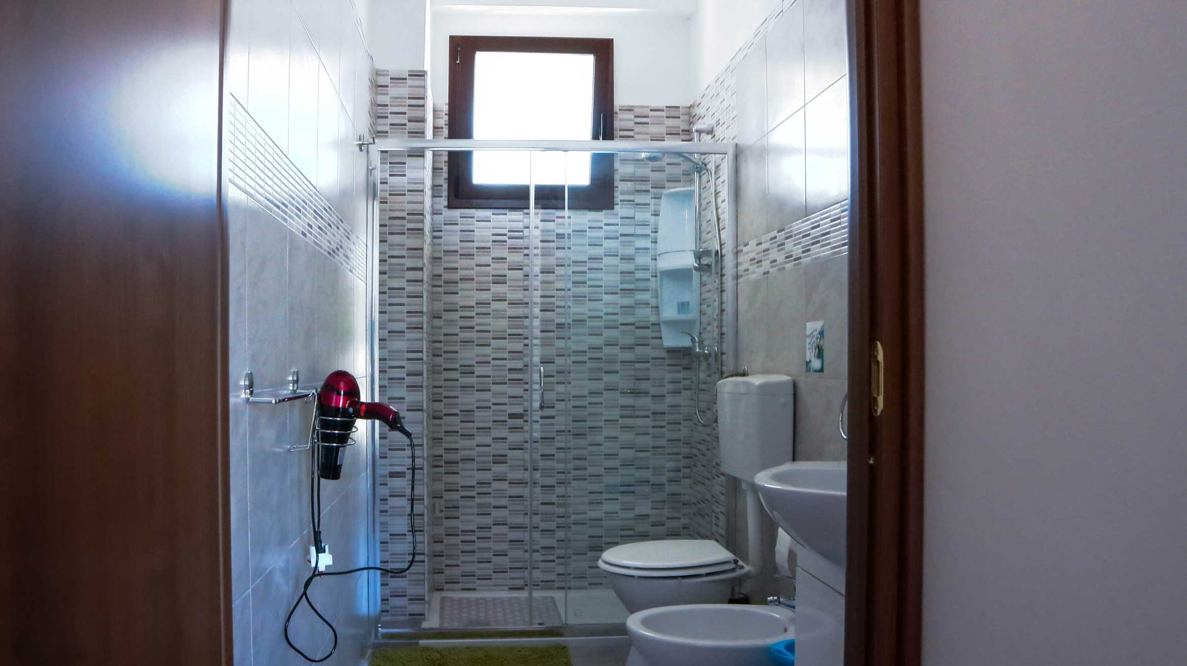 Bagno privato della stanza Artemide del Bed&Breakfast Lido degli Dei di MadeInGallipoli con dettaglio doccia e sanitari