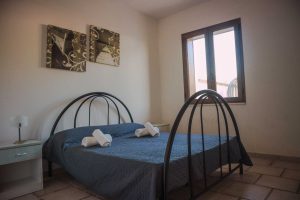 letto matrimoniale della stanza Atena nel bed&breakfast Lido degli Dei di Made In Gallipoli vista frontale della camera