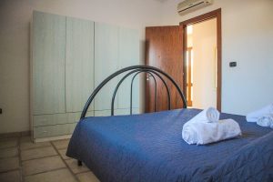 letto matrimoniale della stanza Atena nel bed&breakfast Lido degli Dei di MadeInGallipoli veduta laterale al letto