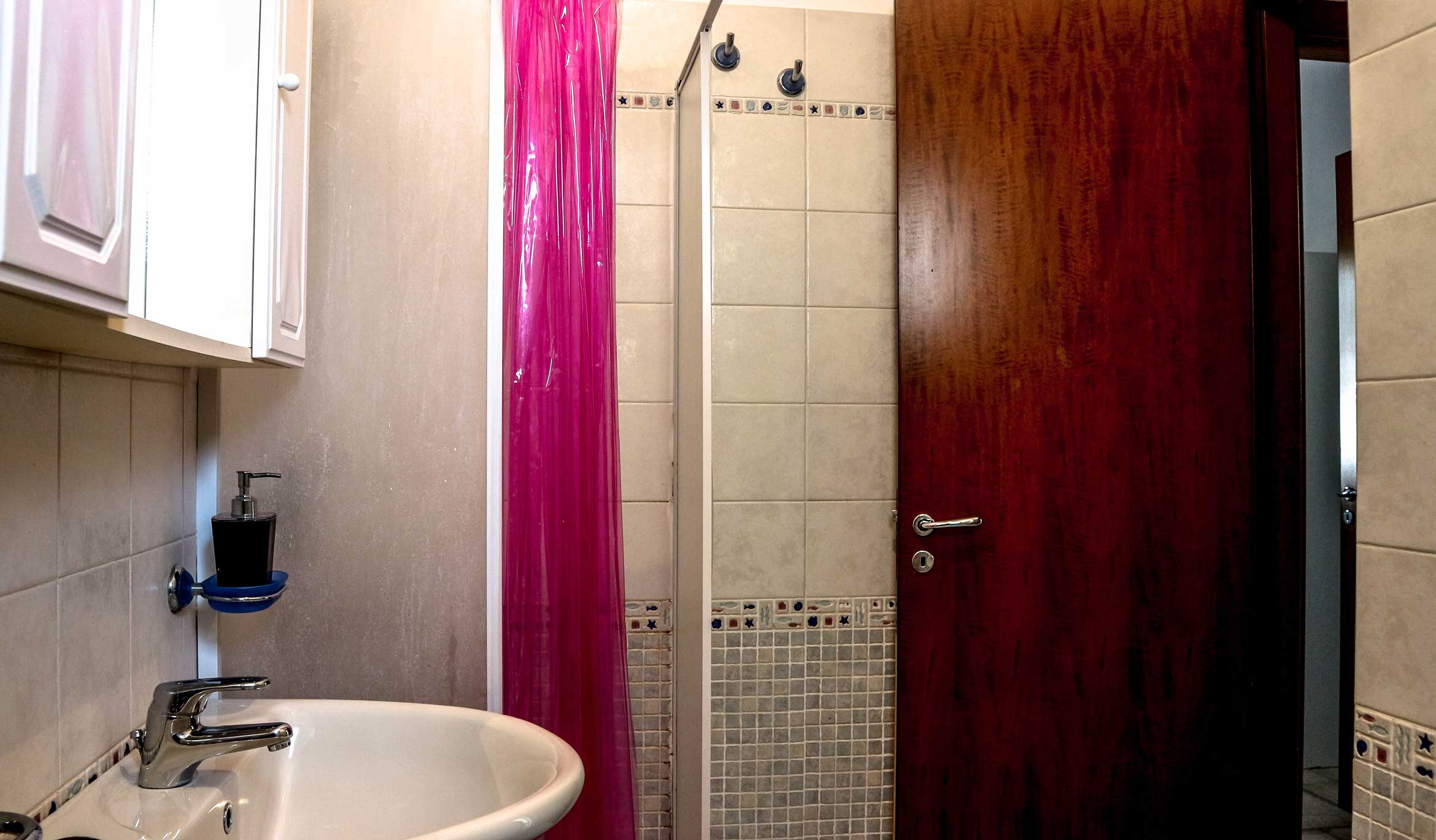 Bagno nella stanza Estia del Bed&Breakfast Lido degli Dei di MadeInGallipoli dettaglio frontale del box doccia