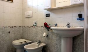 Bagno nella stanza Estia del Bed&Breakfast Lido degli Dei di MadeInGallipoli dettaglio sanitari